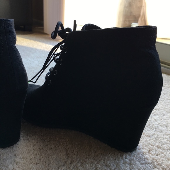 Arizona memory foam black booties! - Picture 6 of 8